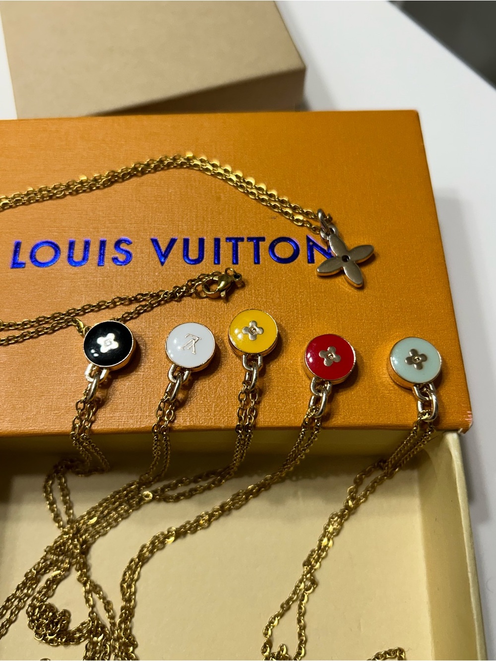 Lv charm necklace set - Picture 3 of 11